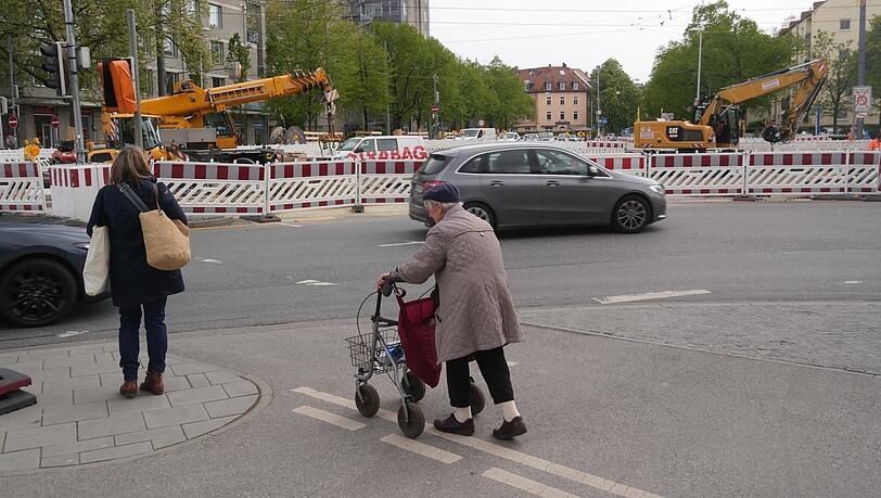 Umwege sind für ältere Viertelbewohner eine Belastung: Rentnerin Rosemarie (82) kämpft sich mit Rollator durch die Baustellenlandschaft. Umwege sind für ältere Viertelbewohner eine Belastung: Rentnerin Rosemarie (82) kämpft sich mit Rollator durch die Baustellenlandschaft.