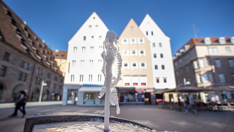 Trinkwasserbrunnen wie hier in Nürnberg sollen an heißen Tagen möglichst vielen Menschen den Zugang zu Trinkwasser ermöglichen. (Archivbild)