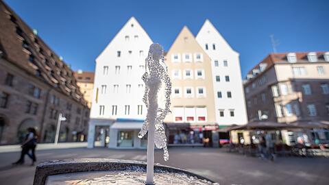 Trinkwasserbrunnen wie hier in Nürnberg sollen an heißen Tagen möglichst vielen Menschen den Zugang zu Trinkwasser ermöglichen. (Archivbild)