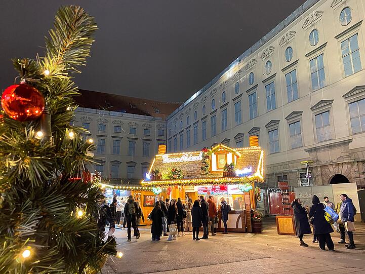 Wie es glänzt, das Baumstriezel-Standl! Da vergisst man fast, dass die Alte-Akademie-Fassade dahinter nur Kulisse ist – vor der Dauerbaustelle. Wie es glänzt, das Baumstriezel-Standl! Da vergisst man fast, dass die Alte-Akademie-Fassade dahinter nur Kulisse ist – vor der Dauerbaustelle.