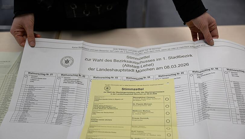 Zu Hause l&auml;sst sich der Stimmzettel in aller Ruhe studieren. (Archivbild)