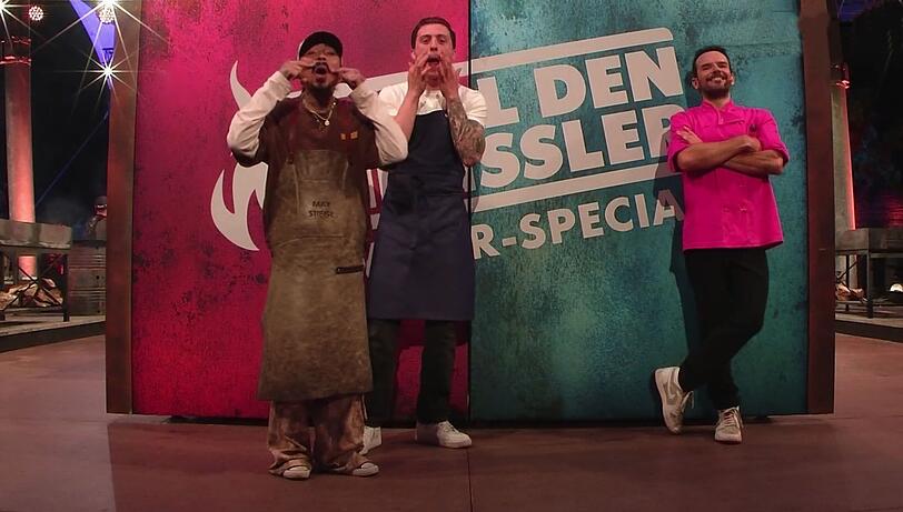 Der Deal: Verliert Henssler den Kochgang, muss er sich den Vollbart abrasieren - bis auf einen dünnen Schnurrbart. Als das Jury-Votum kam, verhöhnten die beiden Tonis Henssler mit Schnorres-Gesten. Der Deal: Verliert Henssler den Kochgang, muss er sich den Vollbart abrasieren - bis auf einen dünnen Schnurrbart. Als das Jury-Votum kam, verhöhnten die beiden Tonis Henssler mit Schnorres-Gesten.