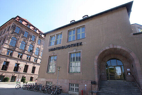 Das alte Gebäude der Stadtbibliothek am Gewerbemuseumsplatz soll teilweise abgerissen und neu gebaut werden.
