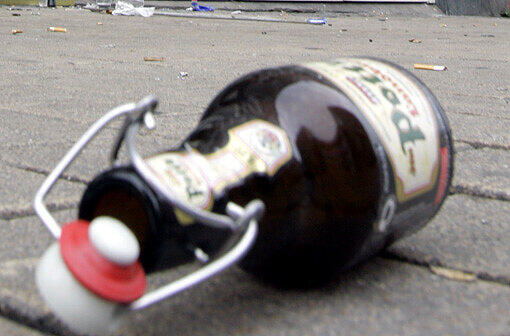 Die Bierflasche ins Gesicht geworfen: Ein Streit zwischen zwei jungen Männern eskaliert, einer muss sich nun wegen gefährlicher Körperverletzung verantworten.