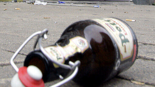 Die Bierflasche ins Gesicht geworfen: Ein Streit zwischen zwei jungen Männern eskaliert, einer muss sich nun wegen gefährlicher Körperverletzung verantworten. Die Bierflasche ins Gesicht geworfen: Ein Streit zwischen zwei jungen Männern eskaliert, einer muss sich nun wegen gefährlicher Körperverletzung verantworten.