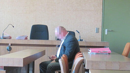 Weil Paul K. eine alte Frau im Altenheim für Sekunden unbeaufsichtigt lässt, ist er der fahrlässigen Tötung angeklagt. Weil Paul K. eine alte Frau im Altenheim für Sekunden unbeaufsichtigt lässt, ist er der fahrlässigen Tötung angeklagt.