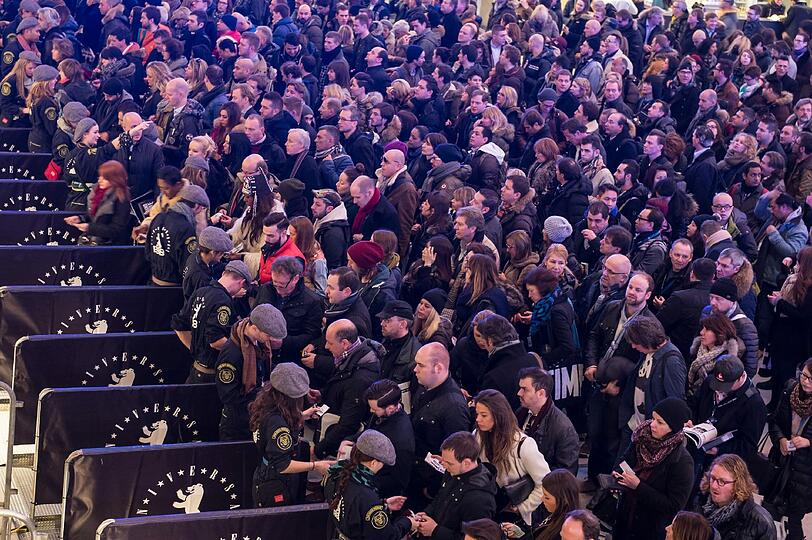 Besucher warten am Dienstag in Berlin auf dem Gelände des ehemaligen Flughafens Tempelhof auf den Einlass zu der Mode-Fachmesse "Bread & Butter". Pünktlich zur Berlin Fashion Week öffnet auch die "Bread & Butter" wieder ihre Tore. Die Messe findet bis Donnerstag statt.