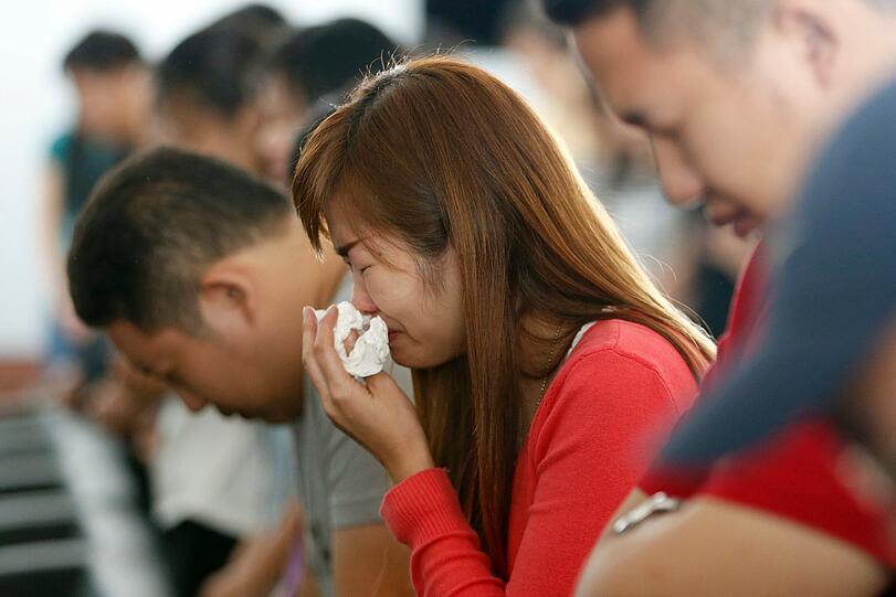 Die Angehörigen der Opfer von Flug QZ8501 trauern