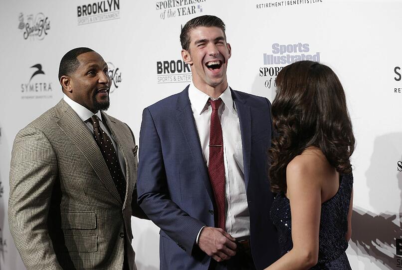 Auch Michael Phelps war bei der Preisverleihung mit seiner Ehefrau Nicole Johnson. Hier amüsieren sich die beiden mit dem Football-Star Ray Lewis.