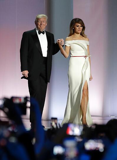 Melania kam in einem hell cremefarbenen schulterfreien hochgeschlitzten Kleid.