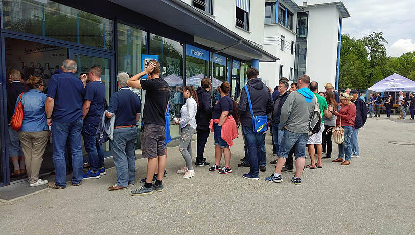 Der nächste Ticketvorverkauf steht an: Am Freitag können die Mitglieder des TSV 1860 Karten für das Totocup-Duell mit dem VfR Neuburg erwerben. Der nächste Ticketvorverkauf steht an: Am Freitag können die Mitglieder des TSV 1860 Karten für das Totocup-Duell mit dem VfR Neuburg erwerben.