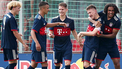 Bayerns Torschütze Angelo Stiller (Zweiter von rechts) lässt sich von seinen Mitspielern Benedict Hollerbach, Oliver Batista Meier, Jahn Herrmann und Joshua Zirkzee (von links) feiern.
