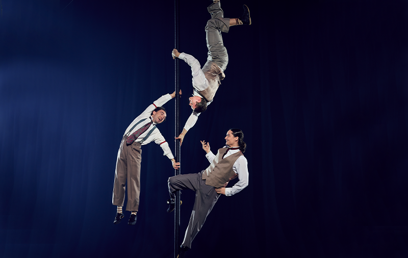 Menschen im Hotel: Das Programm des Cirque Eloize im Deutschen Theater.