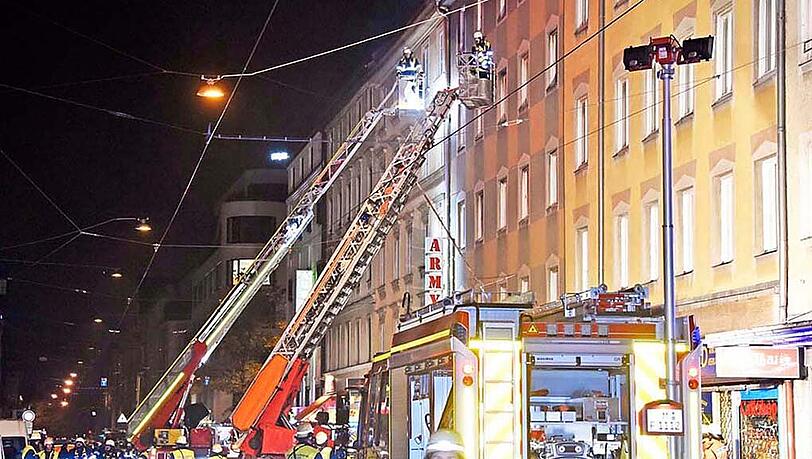 Bei dem Brand in der Dachauer Straße kamen drei Menschen ums Leben. Bei dem Brand in der Dachauer Straße kamen drei Menschen ums Leben.