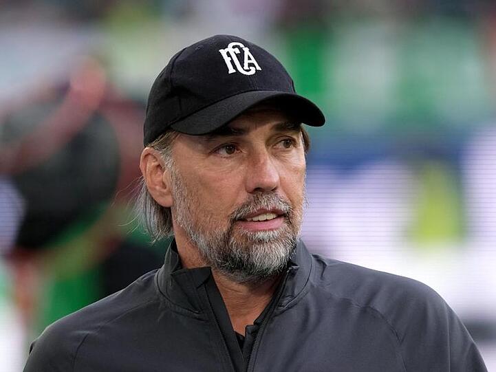 Augsburgs Trainer Martin Schmidt ist vor dem Spiel in der Arena. Foto: Peter Steffen/dpa/Archivbild
