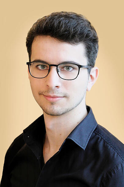 Maximilian Berling wurde in Salzburg geboren und wuchs in München auf. Bereits während seines Studiums der Theater- und Musikwissenschaft an der Ludwig-Maximilians-Universität München betreute er als Regieassistent von Staatsintendant Josef E. Köpplinger Produktionen an der Wiener Staatsoper. Maximilian Berling wurde in Salzburg geboren und wuchs in München auf. Bereits während seines Studiums der Theater- und Musikwissenschaft an der Ludwig-Maximilians-Universität München betreute er als Regieassistent von Staatsintendant Josef E. Köpplinger Produktionen an der Wiener Staatsoper.