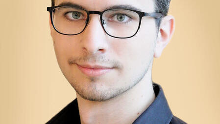 Maximilian Berling wurde in Salzburg geboren und wuchs in München auf. Bereits während seines Studiums der Theater- und Musikwissenschaft an der Ludwig-Maximilians-Universität München betreute er als Regieassistent von Staatsintendant Josef E. Köpplinger Produktionen an der Wiener Staatsoper. Maximilian Berling wurde in Salzburg geboren und wuchs in München auf. Bereits während seines Studiums der Theater- und Musikwissenschaft an der Ludwig-Maximilians-Universität München betreute er als Regieassistent von Staatsintendant Josef E. Köpplinger Produktionen an der Wiener Staatsoper.