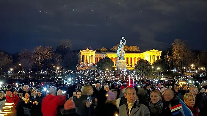 Menschenauflauf unter der Bavaria: Bis zu 100.000 Menschen versammelten sich zur Lichtermeer-Demo auf der Theresienwiese.