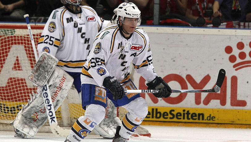 Eric Schneider und der EHC München verloren in Ingolstadt mit 3:5. Eric Schneider und der EHC München verloren in Ingolstadt mit 3:5.