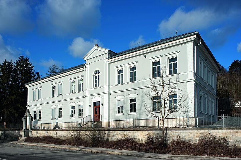 Für Anja und Norbert Raith und Christian Gehr wurde ehemaliges Krankenhaus in Kelheim eine neue Heimat: &bdquo;Die Auszeichnung entschädigt für die viele Energie und Arbeit, die wir alle neben unserem Beruf in dieses Gebäude gesteckt haben&ldquo;, sagt Norbert Raith. Er und seine Frau wollten mit Christian Gehr eine Bürogemeinschaft gründen &ndash; die Frage war: wo in Kelheim? 
Als sie sich entschlossen, das ehemalige Krankenhaus in der Kelheimer Stadtmitte umzubauen, war es aber mehr, als nur für sich Büroräume zu erschaffen. &bdquo;Wir wollten diesen Schandfleck aus Kelheim zu einem Schmuckstück verwandeln&ldquo;, sagt Christian Gehr.