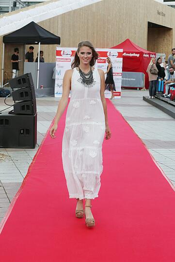 Trendige Sommerkleider oder Casual Look: Die Kandidatinnen für die Flughafen-Wildcard machen in jedem Outfit eine gute Figur.