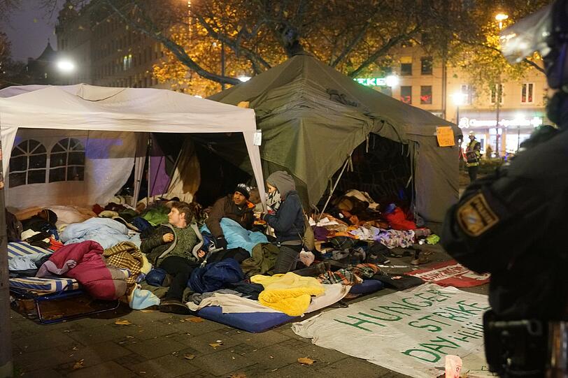 Das Lager der Flüchtlinge am Sendlinger Tor Platz wird von Einsatzkräften geräumt - die Bilder!