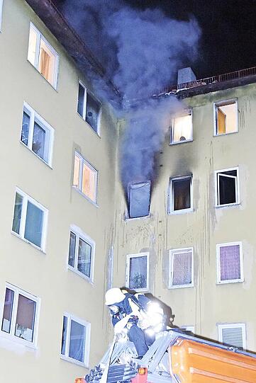 Das Feuer brach nachts im dritten Stock aus. Die Bewohner des Hauses wurden vermutlich im Schlaf überrascht.