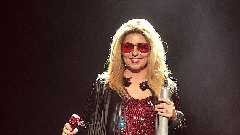 Shania Twain präsentierte sich ihren Fans in sexy Rot Shania Twain präsentierte sich ihren Fans in sexy Rot