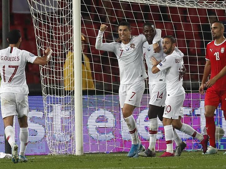 Cristiano Ronaldo (M.) und Co. gewannen in Serbien.