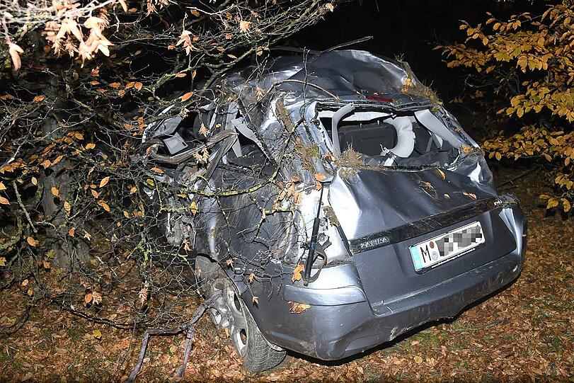 Der junge Fahrer musste von Einsatzkräften der Feuerwehr aus dem Wrack befreit werden.