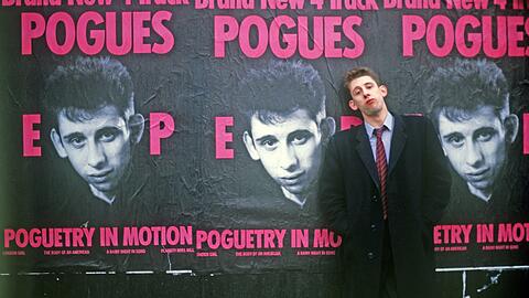 Für kurze Zeit war der Mann mit den Segelohren ein Weltstar, doch dann ging es mit ihm bergab und seine eigene Band The Pogues warf ihn raus.