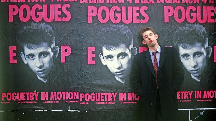 Für kurze Zeit war der Mann mit den Segelohren ein Weltstar, doch dann ging es mit ihm bergab und seine eigene Band The Pogues warf ihn raus.