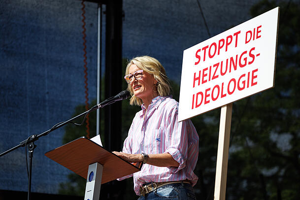 Kabarettistin Monika Gruber auf der Bühne.