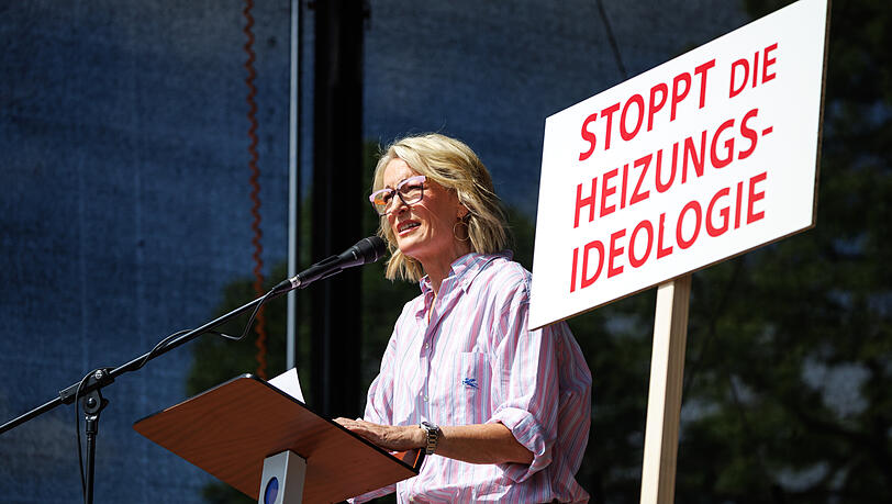 Kabarettistin Monika Gruber auf der Bühne. Kabarettistin Monika Gruber auf der Bühne.