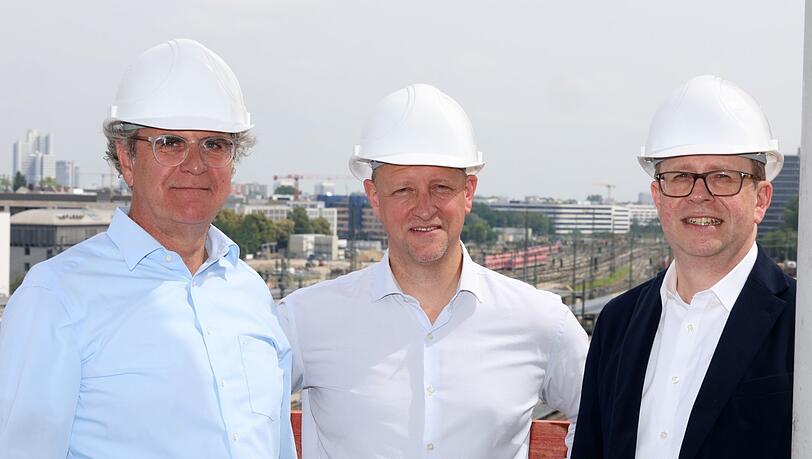 Michael Rubenbauer (l.), Volker Mägdefrau (M.) und Bernd Hochberger stehen auf dem Dach. Sie leiten das Projekt. Michael Rubenbauer (l.), Volker Mägdefrau (M.) und Bernd Hochberger stehen auf dem Dach. Sie leiten das Projekt.