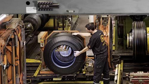Reifenproduktion bei Continental: Die Übernahme macht Schaeffler zu schaffen. Reifenproduktion bei Continental: Die Übernahme macht Schaeffler zu schaffen.