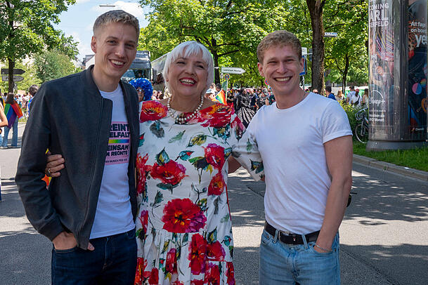 Von links: Münchens zweiter Bürgermeister Dominik Krause  zusammen mit Claudia Roth und seinem Verlobten Sebastian Müller beim Christopher Street Day in München.