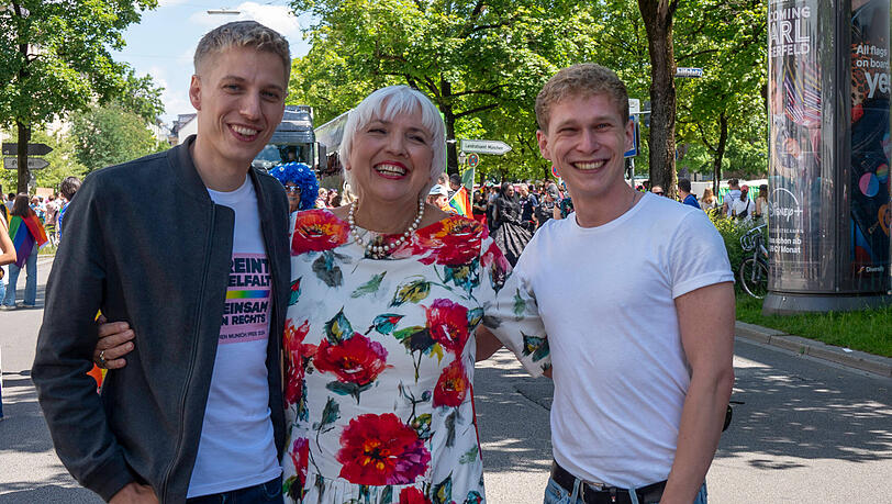 Von links: Münchens zweiter Bürgermeister Dominik Krause zusammen mit Claudia Roth und seinem Verlobten Sebastian Müller beim Christopher Street Day in München. Von links: Münchens zweiter Bürgermeister Dominik Krause zusammen mit Claudia Roth und seinem Verlobten Sebastian Müller beim Christopher Street Day in München.