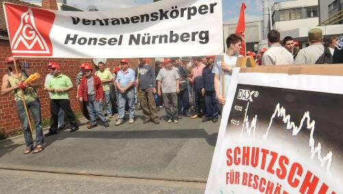 Die Honsel-Mitarbeiter demonstrierten gestern für einen Schutzschrim für ihre Jobs. Die Honsel-Mitarbeiter demonstrierten gestern für einen Schutzschrim für ihre Jobs.
