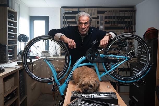 Heiner Lauterbach ist Perfektionist und h&auml;lt Unordnung nicht aus: Nach m&uuml;rrischer Zurechtweisung der Nachbarkinder repariert er aber dann doch nettrweise ein Fahrrad.