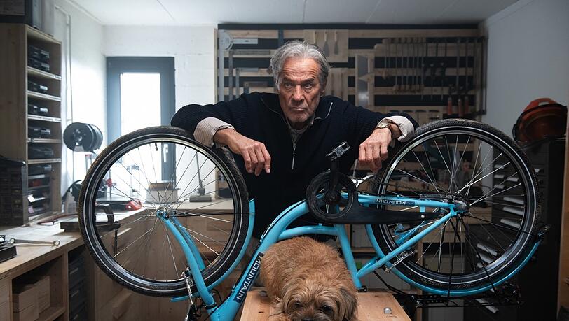 Heiner Lauterbach ist Perfektionist und h&auml;lt Unordnung nicht aus: Nach m&uuml;rrischer Zurechtweisung der Nachbarkinder repariert er aber dann doch nettrweise ein Fahrrad.