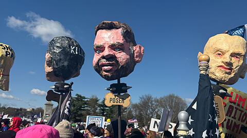 In Washington tragen Demonstrierende Pappk&ouml;pfe, die unter anderem den US-Vizepr&auml;sidenten J.D. Vance (M) darstellen sollen.