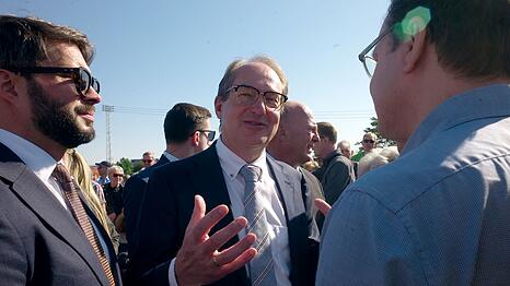 Bundesinnenminister Alexander Dobrindt redet mit einem tschechischen Teilnehmer des Vers&ouml;hnungsmarschs von Pohorelice nach Br&uuml;nn (Brno).