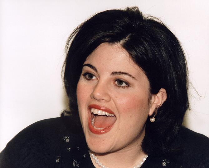 Clinton ("I did not have sexual relations with that woman.") leugnete anfangs eine Beziehung zur damaligen Praktikantin Monica Lewinsky.