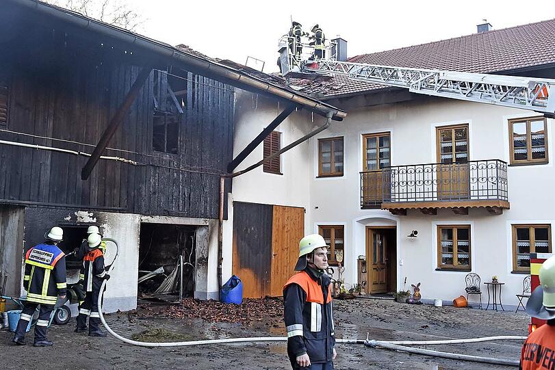 Bei dem Brand auf einem Bauernhof entstand ein erheblicher Sachschaden. Zwei Bewohner wurden verletzt.