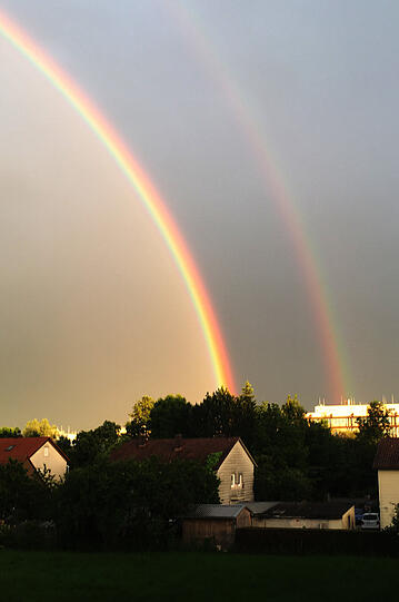 Blick von Oberschleißheim in Richtung München: Über der Tierklinik erstrahlt ein Regenbogen.