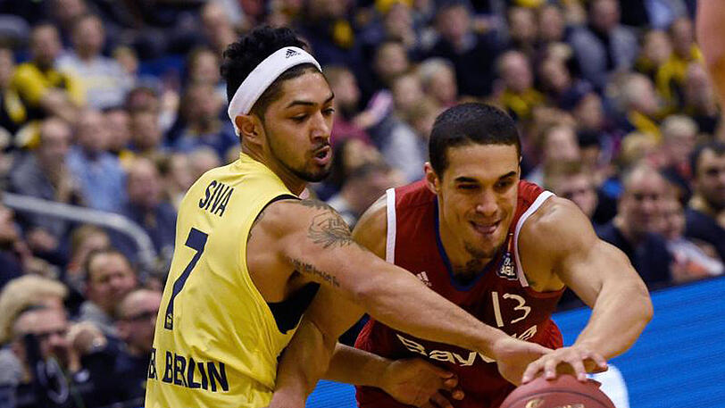 Im Pokal-Halbfinale setzte sich Bayern München mit Nick Johnson (r) gegen ALBA Berlin durch. Gelingt ihnen das auch in den Playoffs?.