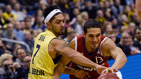 Im Pokal-Halbfinale setzte sich Bayern München mit Nick Johnson (r) gegen ALBA Berlin durch. Gelingt ihnen das auch in den Playoffs?.