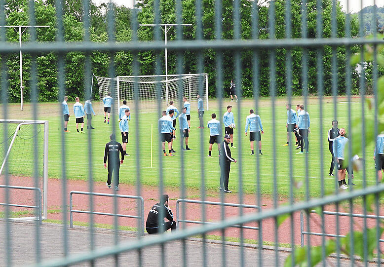 "Wir haben die Chance, das, was im Sommer passiert ist, vergessen zu machen", sagt 1860-Trainer Daniel Bierofka nach dem Geheimtraining vor dem Relegationsspiel gegen Saarbrücken.