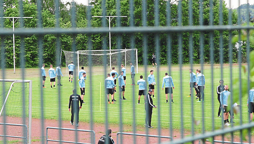 "Wir haben die Chance, das, was im Sommer passiert ist, vergessen zu machen", sagt 1860-Trainer Daniel Bierofka nach dem Geheimtraining vor dem Relegationsspiel gegen Saarbrücken. "Wir haben die Chance, das, was im Sommer passiert ist, vergessen zu machen", sagt 1860-Trainer Daniel Bierofka nach dem Geheimtraining vor dem Relegationsspiel gegen Saarbrücken.